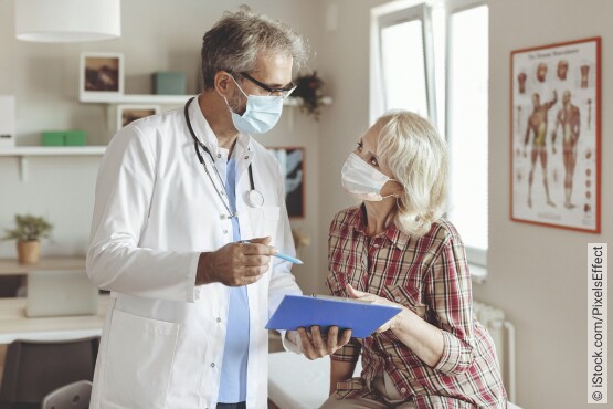 Arzt bespricht mit Patient die Anwendung von Nitrospray