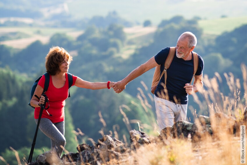 Älteres paar geht dank Nitrospray wandern